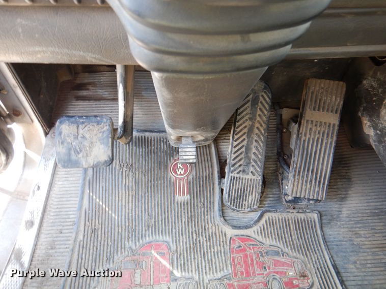 image for item DN2726 2003 Kenworth T800  semi truck