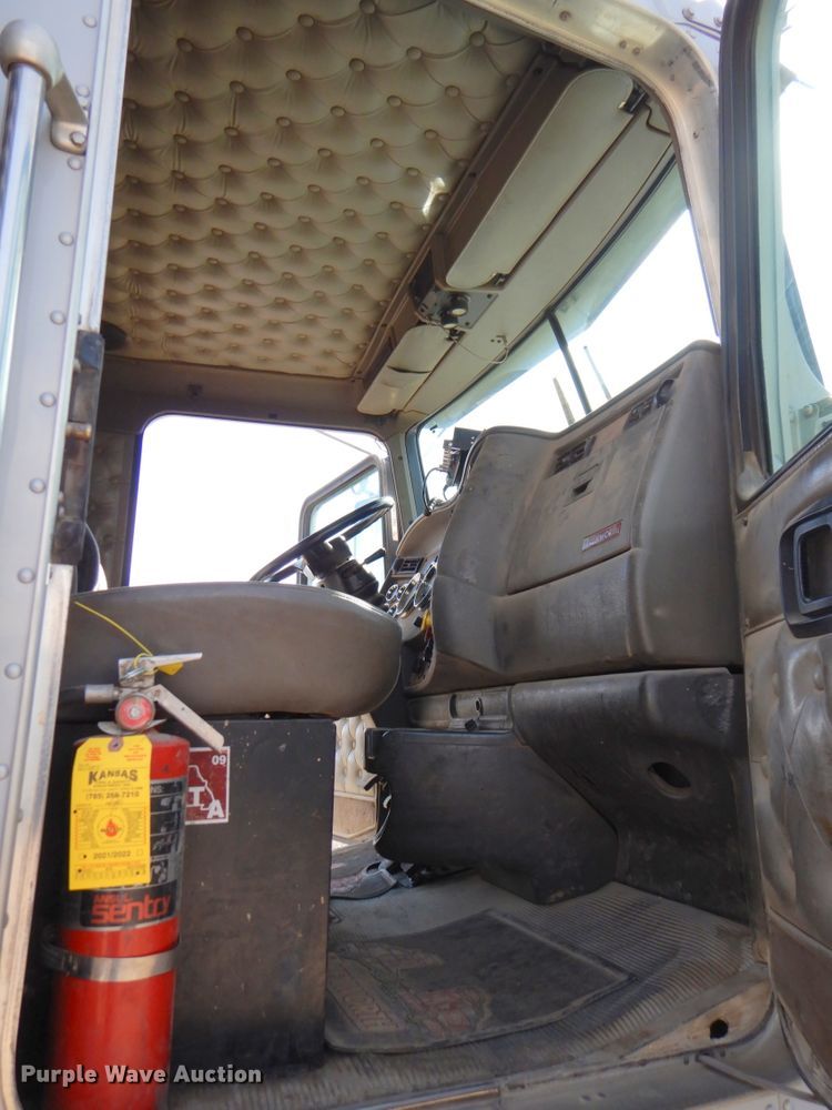 image for item DN2726 2003 Kenworth T800  semi truck