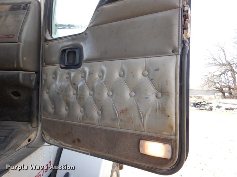 image for item DN2726 2003 Kenworth T800  semi truck