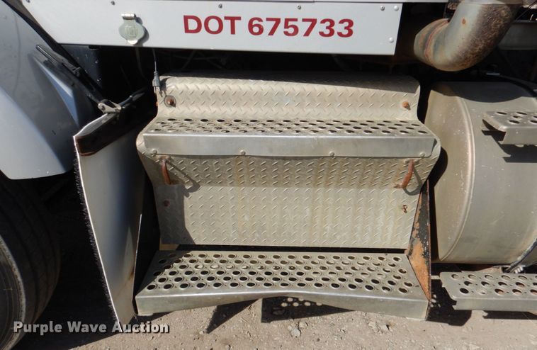 image for item DN2726 2003 Kenworth T800  semi truck