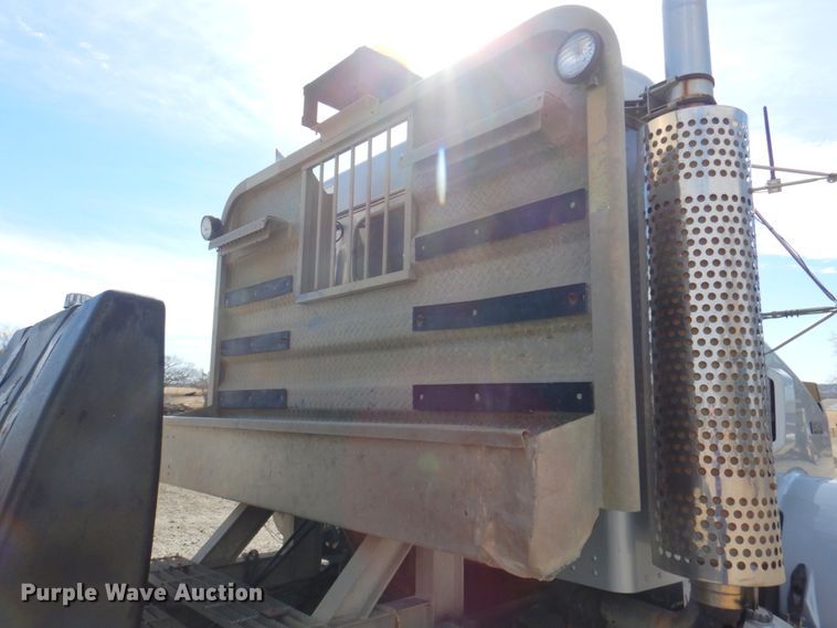 image for item DN2726 2003 Kenworth T800  semi truck