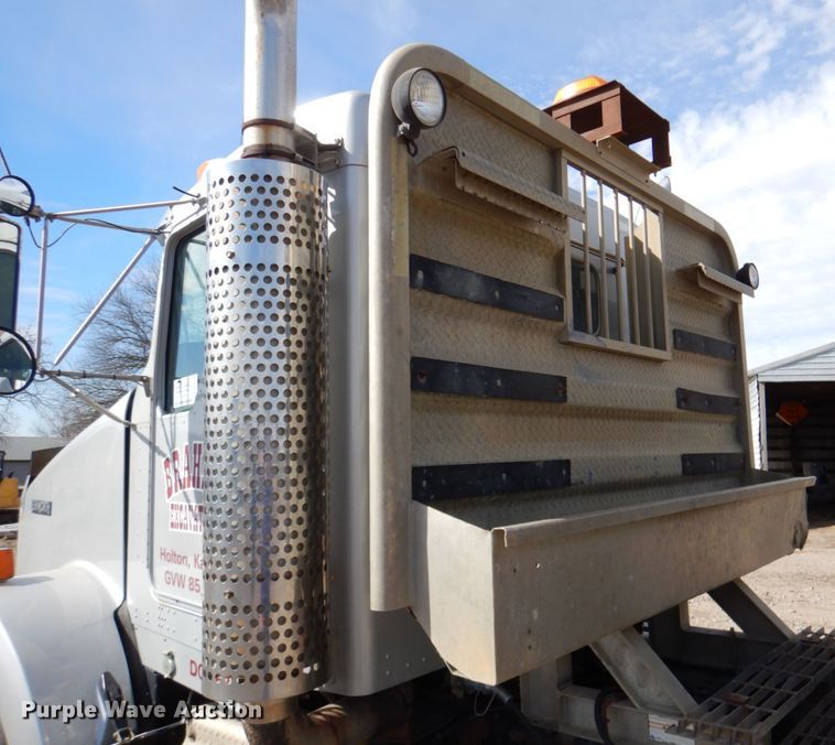 image for item DN2726 2003 Kenworth T800  semi truck