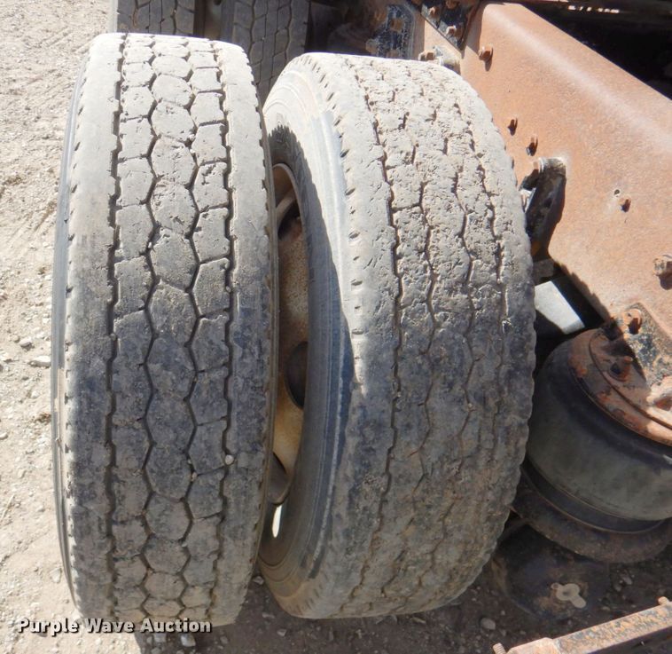 image for item DN2726 2003 Kenworth T800  semi truck