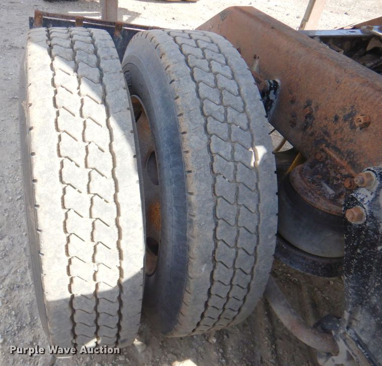 image for item DN2726 2003 Kenworth T800  semi truck