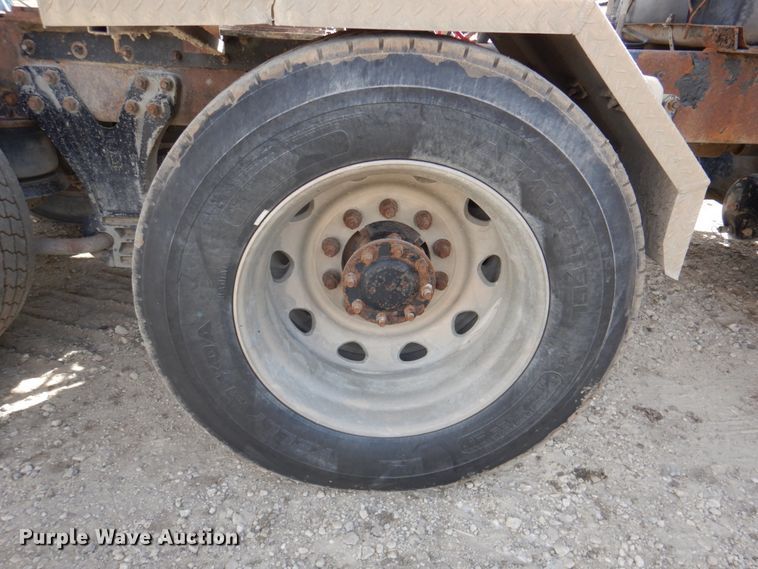 image for item DN2726 2003 Kenworth T800  semi truck