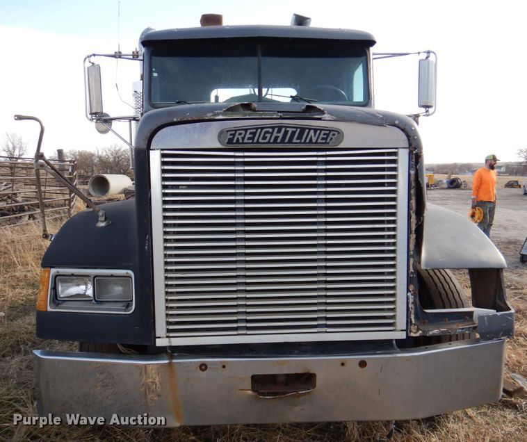 image for item DN2735 1993 Freightliner FLD120  truck cab and chassis