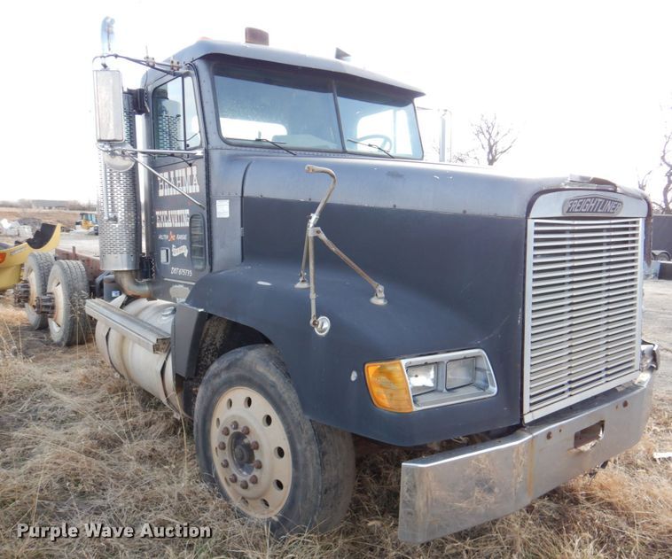 image for item DN2735 1993 Freightliner FLD120  truck cab and chassis