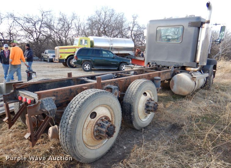 image for item DN2735 1993 Freightliner FLD120  truck cab and chassis