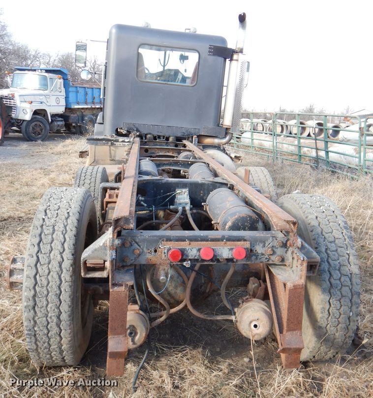 image for item DN2735 1993 Freightliner FLD120  truck cab and chassis