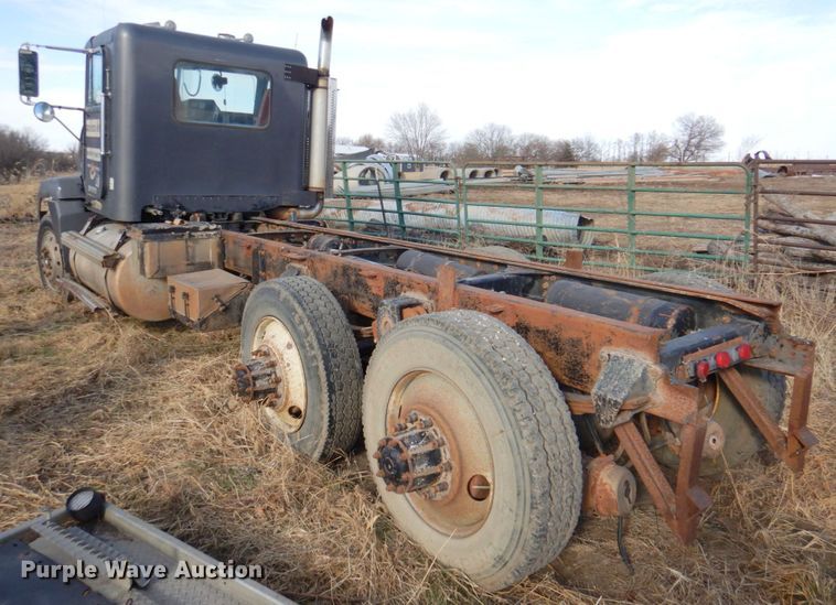image for item DN2735 1993 Freightliner FLD120  truck cab and chassis
