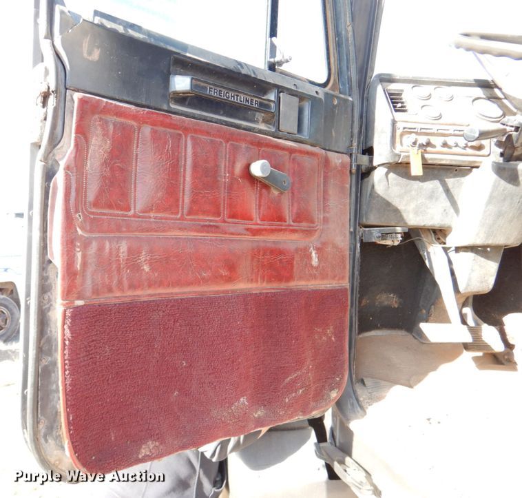 image for item DN2735 1993 Freightliner FLD120  truck cab and chassis