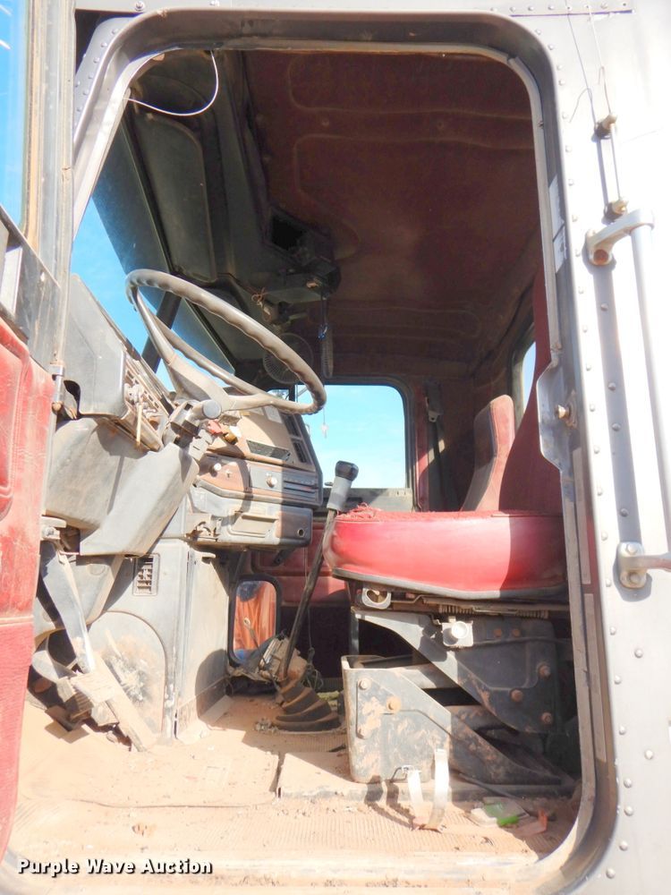 image for item DN2735 1993 Freightliner FLD120  truck cab and chassis