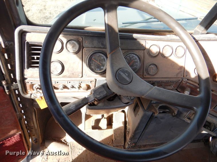 image for item DN2735 1993 Freightliner FLD120  truck cab and chassis