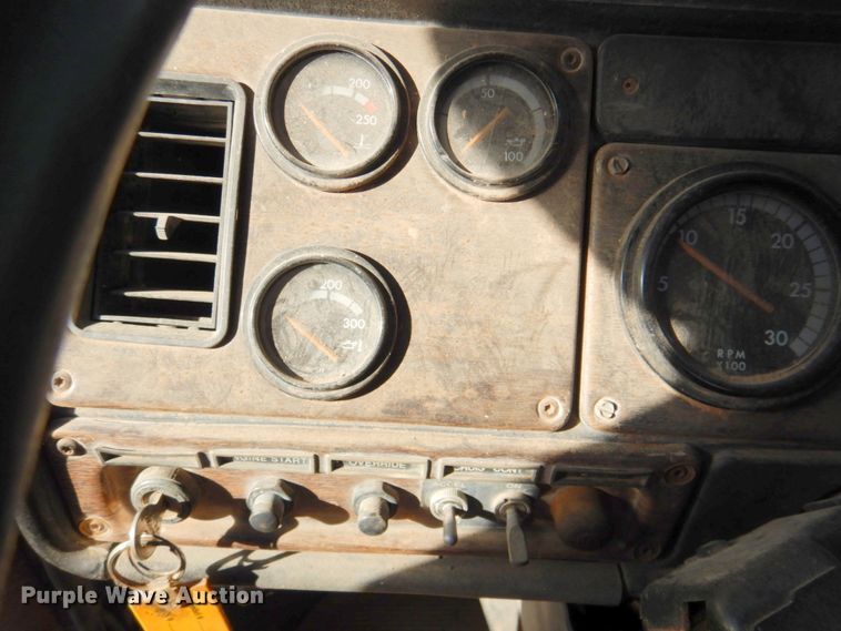 image for item DN2735 1993 Freightliner FLD120  truck cab and chassis