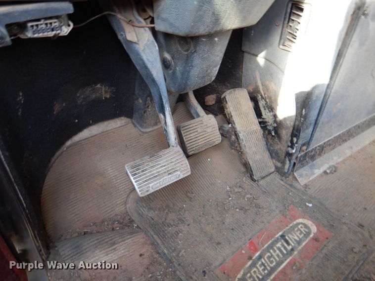 image for item DN2735 1993 Freightliner FLD120  truck cab and chassis