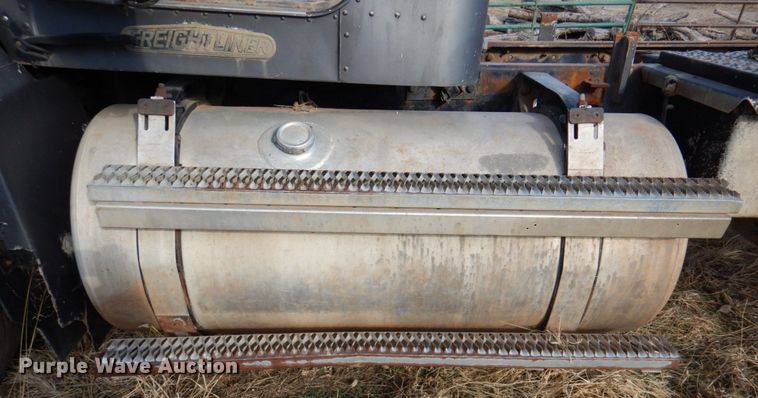 image for item DN2735 1993 Freightliner FLD120  truck cab and chassis