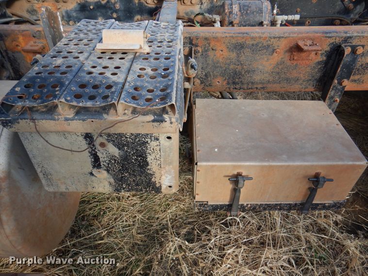 image for item DN2735 1993 Freightliner FLD120  truck cab and chassis