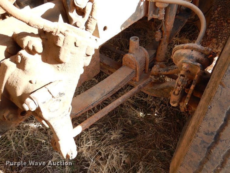 image for item DN2735 1993 Freightliner FLD120  truck cab and chassis