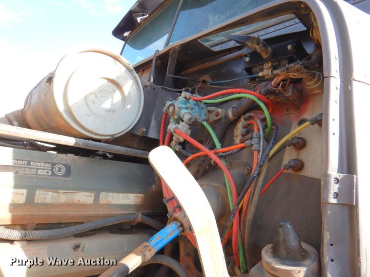 image for item DN2735 1993 Freightliner FLD120  truck cab and chassis