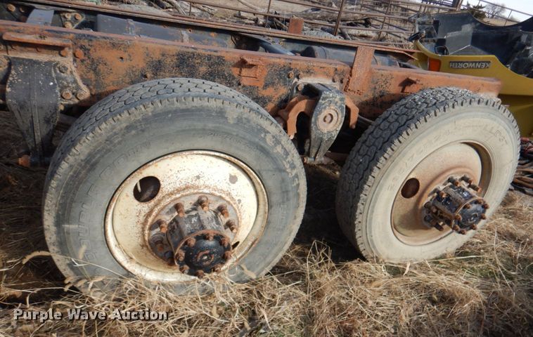 image for item DN2735 1993 Freightliner FLD120  truck cab and chassis