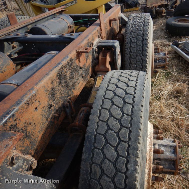 image for item DN2735 1993 Freightliner FLD120  truck cab and chassis