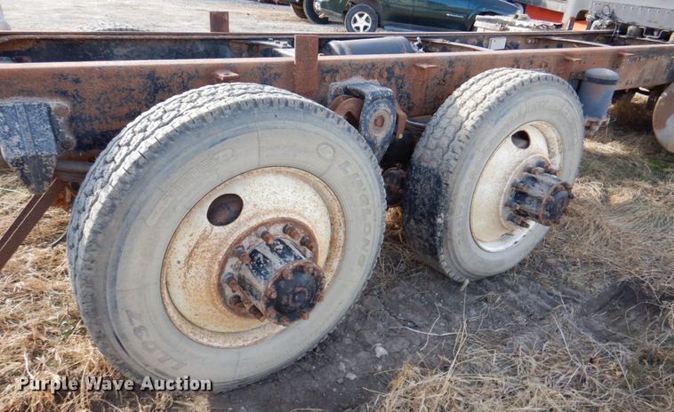 image for item DN2735 1993 Freightliner FLD120  truck cab and chassis