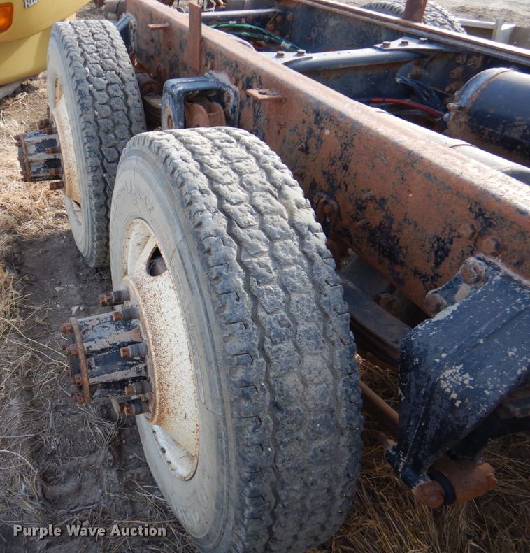 image for item DN2735 1993 Freightliner FLD120  truck cab and chassis