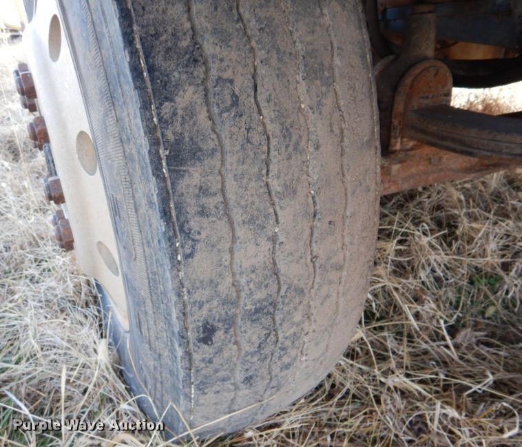 image for item DN2735 1993 Freightliner FLD120  truck cab and chassis