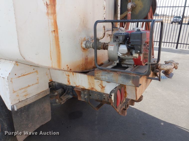 image for item DN7254 1995 Isuzu NPR  tank truck