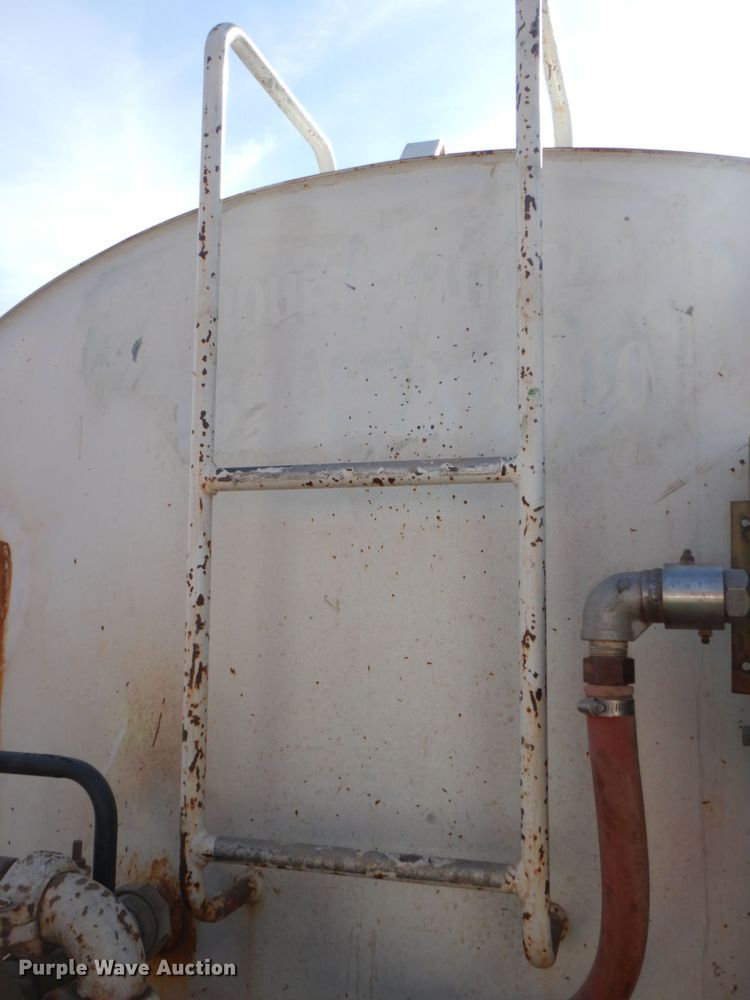 image for item DN7254 1995 Isuzu NPR  tank truck