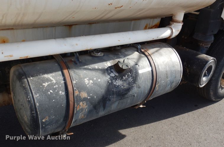 image for item DN7254 1995 Isuzu NPR  tank truck