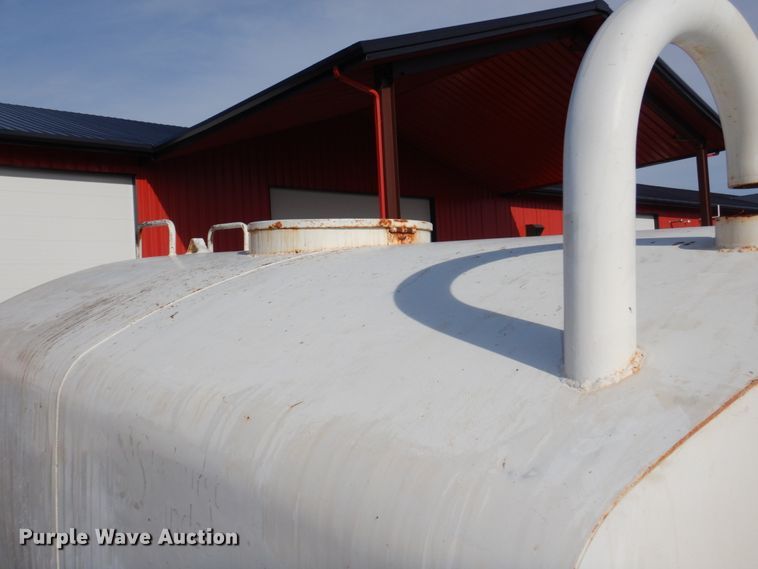 image for item DN7254 1995 Isuzu NPR  tank truck