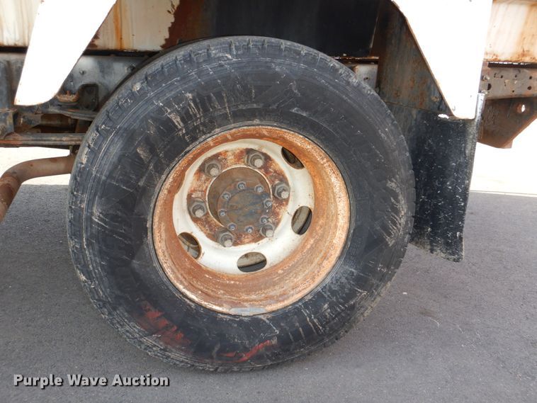 image for item DN7254 1995 Isuzu NPR  tank truck