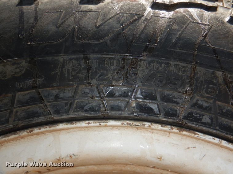 image for item DN7254 1995 Isuzu NPR  tank truck