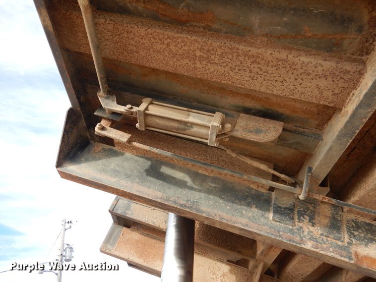 image for item DR0845 1998 International 4900  dump truck