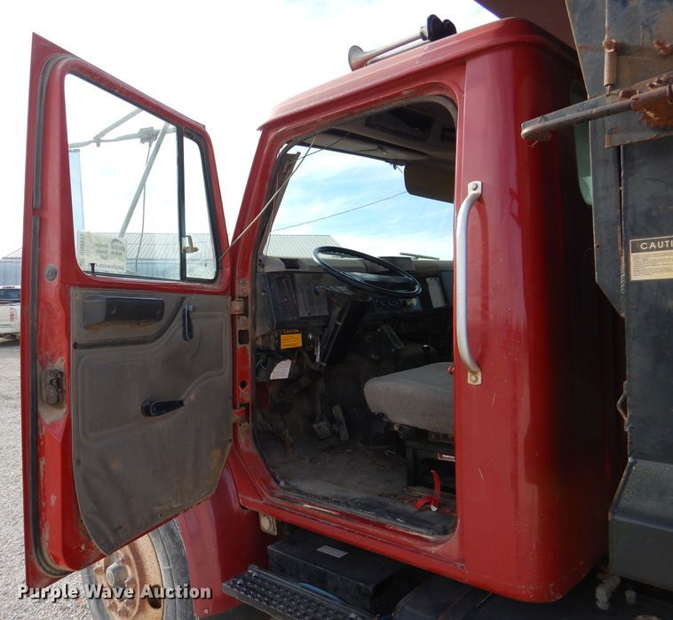 image for item DR0845 1998 International 4900  dump truck