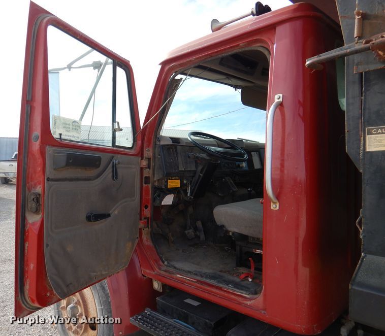 image for item DR0845 1998 International 4900  dump truck