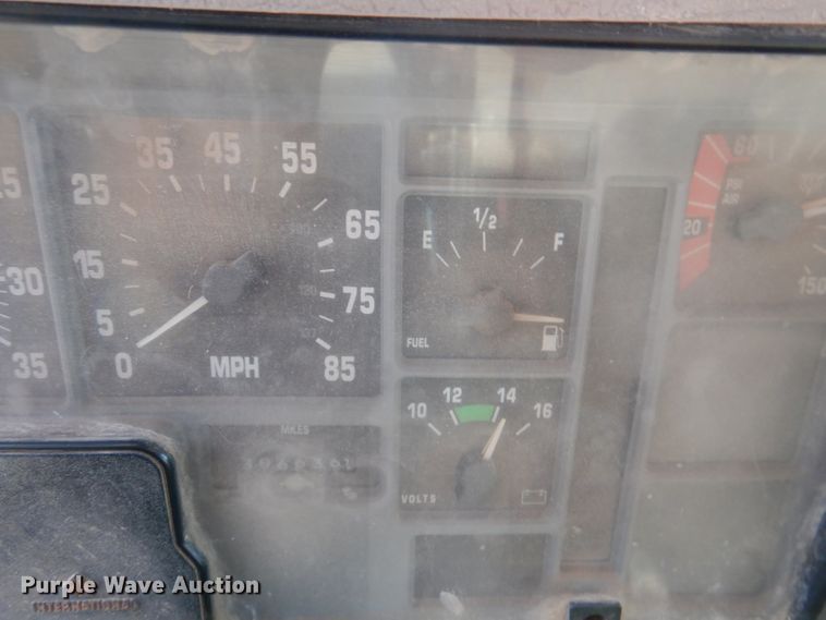 image for item DR0845 1998 International 4900  dump truck