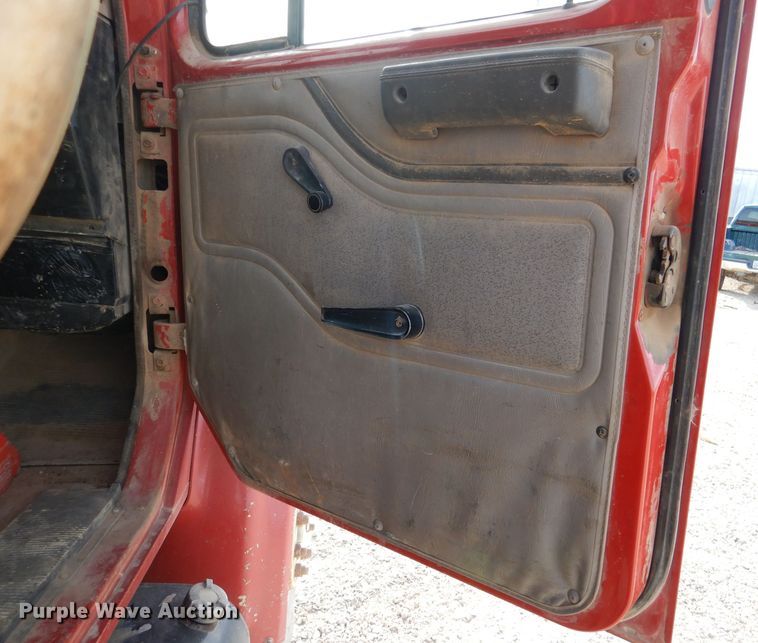 image for item DR0845 1998 International 4900  dump truck