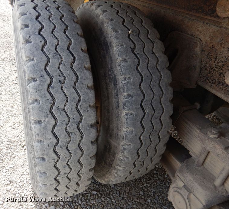 image for item DR0845 1998 International 4900  dump truck