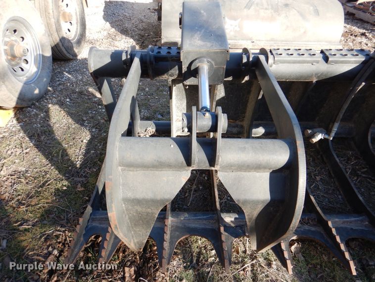 image for item IH9184 Bobcat 82"W skid steer grapple bucket