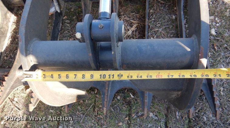 image for item IH9184 Bobcat 82"W skid steer grapple bucket