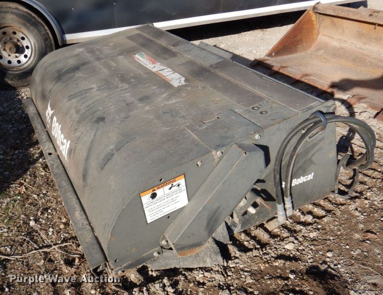 image for item IH9185 2014 Bobcat 72" W skid steer sweeper