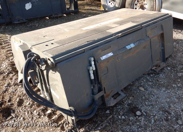 image for item IH9185 2014 Bobcat 72" W skid steer sweeper