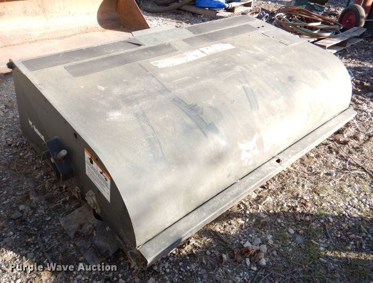 image for item IH9185 2014 Bobcat 72" W skid steer sweeper