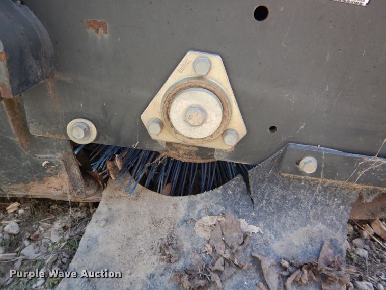 image for item IH9185 2014 Bobcat 72" W skid steer sweeper