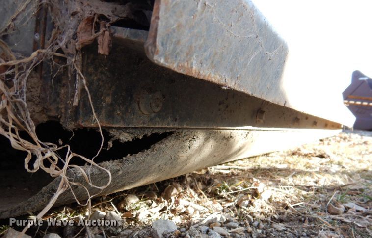 image for item IH9185 2014 Bobcat 72" W skid steer sweeper