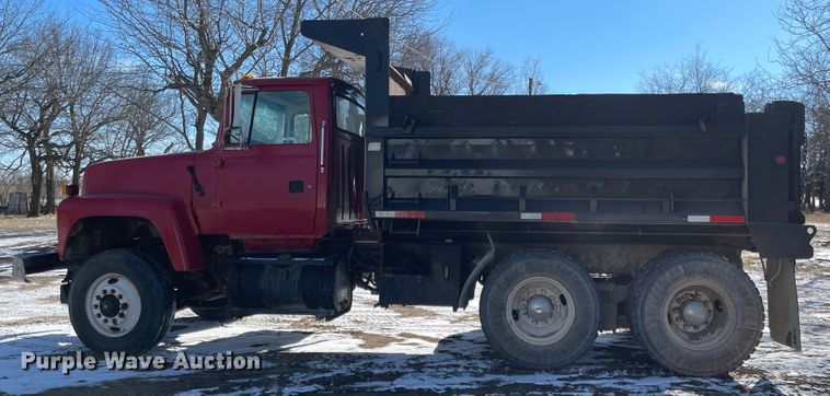 image for item IJ9660 1997 Ford LT8000  dump truck