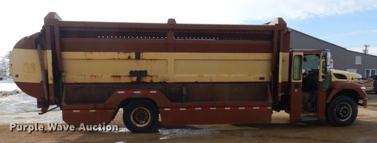 image for item IM9754 2010 International 7300  refuse truck