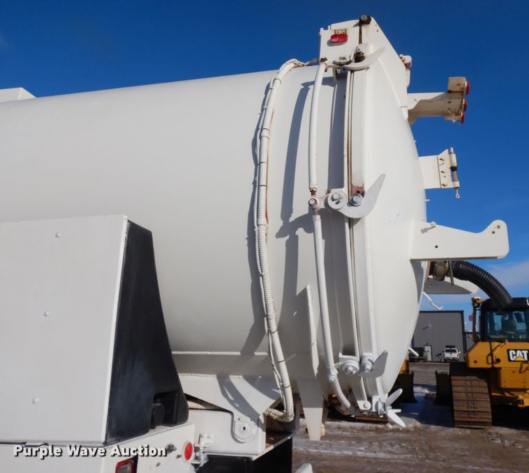 image for item IO9685 2004 International 7600  sewer jetter truck